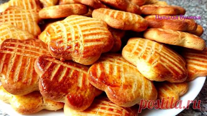 Гора печенья из продуктов, которые есть в каждом доме. Песочное печенье Простой рецепт вкусного песочного печенья. Для приготовления вам потребуются такие ингредиенты: — яйца, 2 шт; — сахар, 100 г; — ванильный сахар; — масло растительное, 120 г; — мед, 1 ст.л; — мука, 450 г; — разрыхлитель, 8 г; — сода, четверть ч.л. Приготовление: Муку смешиваем с разрыхлителем и просеиваем. Соединяем все ингредиенты и замешиваем […]