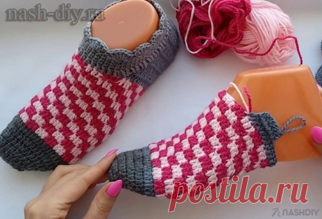 ВЯЗАНЫЕ СЛЕДКИ КРЮЧКОМ ДЛЯ НАЧИНАЮЩИХ,
описание: https://nash-diy.ru/vjazanie-dlja-zhenschin/sharfy-snudy/582-vjazanye-sledki-krjuchkom-dlja-nachinajuschih.html