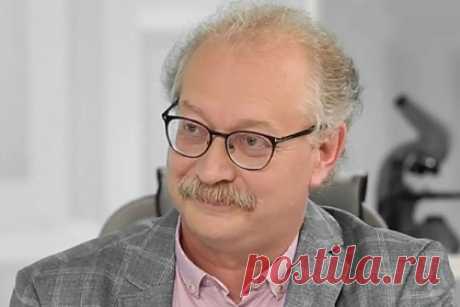 Ведущий Первого канала назвал способ распознать у ребенка опасное заболевание. Ведущий программы «Жить здорово!» на Первом канале Андрей Продеус назвал главный признак астмы. Доктор объяснил, что астма — это хроническое воспалительное заболевание нижних дыхательных путей, к которому приводит повышенная чувствительность бронхов к различным раздражителям.