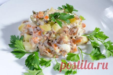 Как вкусно приготовить салат "Столичный" 👍 Салат "Столичный" - очень вкусное и сытное праздничное угощение, которое любили подавать на новогодний стол еще в советские времена.