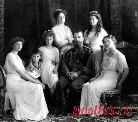 В ночь с 16 на 17 июля в Екатеринбурге, в подвале дома, ранее принадлежавшего железнодорожному инженеру Ипатьеву, был расстрелян бывший Российский Император Николай Александрович Романов, бывшая Императрица Александра Фёдоровна и пятеро их детей - Великие княжны Ольга, Татьяна, Мария, Анастасия и наследник престола Цесаревич Алексей. Вместе с ними были убиты четверо из числа тех, кто добровольно сопровождал царскую семью в ссылке в Тобольске, а потом в Екатеринбурге.