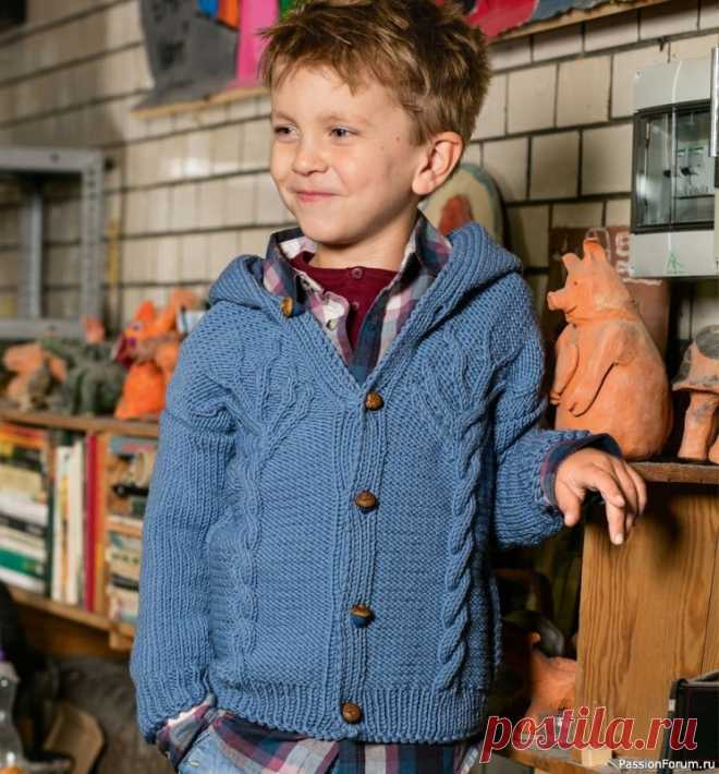 Жакет кардиган для мальчика. Описание и схема | Вязание спицами для детей РАЗМЕРЫ104/110 (116/122-128/134)ВАМ ПОТРЕБУЕТСЯПряжа (60% овечьей шерсти, 40% полиакрила; 85 м/50 г) — 450 (500-550) г дымчато-синей; спицы № 5 и 5,5; круговые спицы № 5,5 длиной 40 см; 5 коричнево-синих пуговиц диаметром 22 мм.УЗОРЫ И СХЕМЫРЕЗИНКАПопеременно 1 лиц., 1 изн.ЛИЦЕВАЯ...