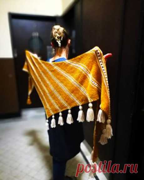 Hello Tourist pattern by Wondrlanding 
A bias triangular shawl with contrasting eyelet and tassel details: a perfect project for knitting on the go.
