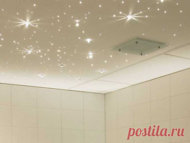 Какой потолок лучше сделать в ванной
Как и в любом другом помещении, потолок в ванной можно отделать совершенно по-разному. Есть способы дорогие и эффектные, практичные, традиционные, оригинальные – все зависит от финансовых возможностей и вкуса домовладельцев.