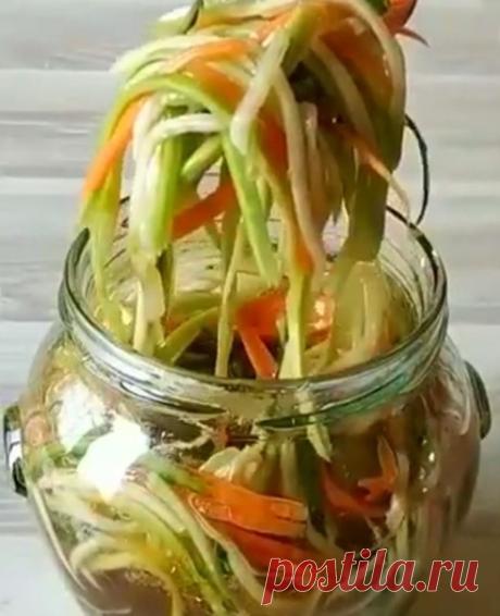 Мощнейшая закуска из Кабачков. Лучшая закуска!

Трем на специальной терке кабачок, морковь и пару небольших огурчиков.
Дальше эту вермишель нужно залить супер рассолом.
Для этого смешиваем половину стакана масла, половину стакана яблочного уксуса, пару ложек соевого соуса и сахар (1 ст.л.).
Распределяем овощи по баночкам и заливаем получившейся смесью.
У меня получилось 2 литровых банки.
Постарайтесь вытерпеть несколько часов и не слопать все сразу.
Чем дольше стоит- тем насыщеннее вкус!