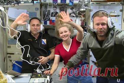 Космонавт описал ощущения киноэкипажа после возвращения с МКС. Космонавт Андрей Борисенко описал ощущения киноэкипажа после возвращения на Землю с Международной космической станции. Он отметил, что режиссеру Климу Шипенко и актрисе Юлии Пересильд предстоит реабилитация, и добавил, что сложностей во время спуска возникнуть не должно, поскольку экипаж прошел подготовку.