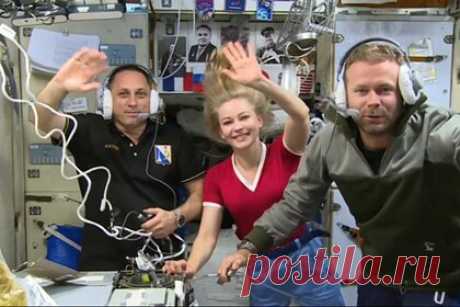 Космонавт описал ощущения киноэкипажа после возвращения с МКС. Космонавт Андрей Борисенко описал ощущения киноэкипажа после возвращения на Землю с Международной космической станции. Он отметил, что режиссеру Климу Шипенко и актрисе Юлии Пересильд предстоит реабилитация, и добавил, что сложностей во время спуска возникнуть не должно, поскольку экипаж прошел подготовку.