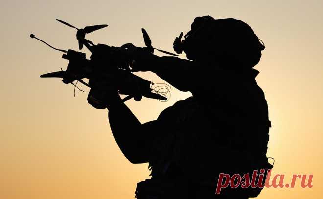 Российские военные ударили по ТЦК и авиаремонтному заводу на Украине. Российские военные ночью нанесли групповой удар по предприятиям военно-промышленного комплекса Украины, которые производят составные части ракет и ударных беспилотников, заявило Минобороны.