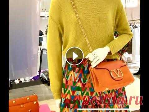 Обзор новой коллекции VALENTINO.Взрыв ярких цветов,ажурные платья- все это весна 2022. Осознанный выбор: так можно охарактеризовать модели Valentino Garavani. Валентино Клименте Людовико Гаравани (итал. Valentino Clemente Ludovico Garava...
