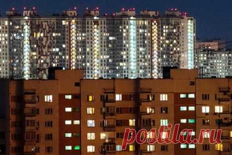 Москвичи обустроили на чердаке второй этаж квартиры и разгневали соседей. Собственники двух квартир на Пенягинской улице Москвы расширили площадь квартир, захватив чердак. На самовольное переустройство обратили внимание соседи, которые написали на москвичей жалобу. В Мосжилинспекции собственникам предписали вернуть помещение в изначальное состояние.