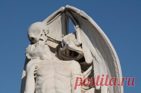 «Поцелуй смерти» — загадочная статуя Барселоны | Журнал "JK" Джей Кей «El Beso de la Muerte», что в переводе с испанского языка означает «Поцелуй смерти», является одной из самых загадочных статуй каталонской столицы. Скульптура носит на себе отпечаток грусти, печали и скорби. Барселонский монумент вызывает неоднозначные ощущения: между ужасом и восхищением. При сложившихся в настоящее время обстоятельствах это произведение заставляет нас еще больше задуматься о существе бытия...