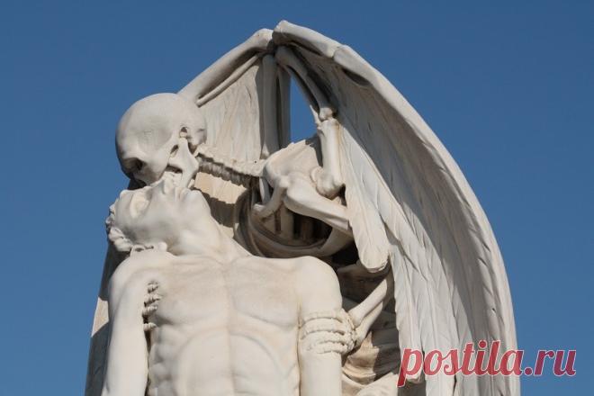 «Поцелуй смерти» — загадочная статуя Барселоны | Журнал 