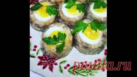 Интересный рецепт вкуснейшего куриного холодца в праздничной подаче