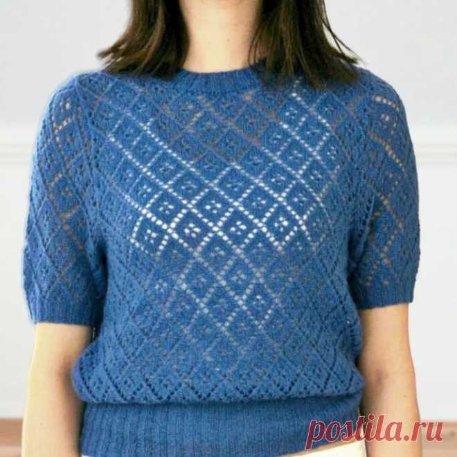 Синий пуловер с мелкими ромбами и коротким рукавом