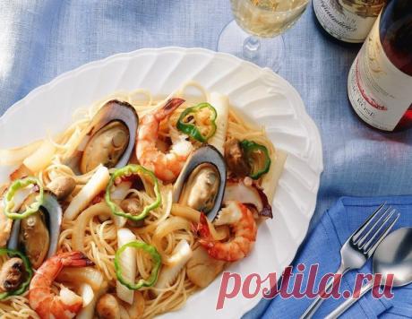 Паста с морепродуктами 

Ингредиенты: 

Оливковое масло 1 ст. л. 
Репчатый лук 1 шт. 
Измельченный чеснок 1 зубчик 
Молотая паприка 1 ч. л. 
Консервированные томаты 400 г 
Куриный бульон 1 л 
Спагетти 300 г 
Морской коктейль 240 г 
Петрушка по вкусу 
Соль по вкусу 
Черный молотый перец по вкусу 

Отварите спагетти аль-денте. 
Нагрейте масло в воке или большой сковороде. 
Добавьте измельченный чеснок и мелко нарезанный лук. Обжаривайте 5 минут до мягкости. 
Затем добавьте п...