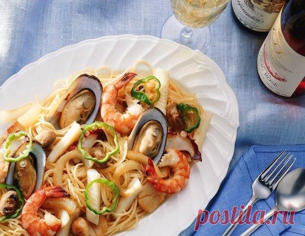 Паста с морепродуктами 

Ингредиенты: 

Оливковое масло 1 ст. л. 
Репчатый лук 1 шт. 
Измельченный чеснок 1 зубчик 
Молотая паприка 1 ч. л. 
Консервированные томаты 400 г 
Куриный бульон 1 л 
Спагетти 300 г 
Морской коктейль 240 г 
Петрушка по вкусу 
Соль по вкусу 
Черный молотый перец по вкусу 

Отварите спагетти аль-денте. 
Нагрейте масло в воке или большой сковороде. 
Добавьте измельченный чеснок и мелко нарезанный лук. Обжаривайте 5 минут до мягкости. 
Затем добавьте п...