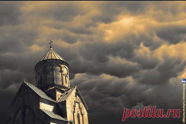 Храм Кехарис🙏

Храм Святого Катогайка монастыря Кехарис относится к 1215. году. Кехарис - монастырь XIX века, расположенный в 60 км от Еревана, в горнолыжном курортном городе Цахкадзор в Армении.

Церковь Катогайк относится к крестичному куполу и имеет двухэтажные приложения во всех четырех уголках молитвенного зала. Входы в верхние восточные аннексии со стороны алтаря. Каменная лестница каменного кантилевера ведет к западным пристройкам первого этажа.

Характер украшения церкви Катогик