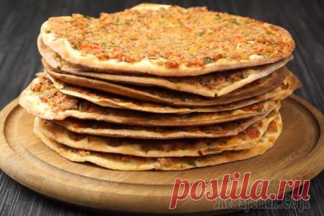 Эта турецкая уличная еда меня покорила! Просто заверните в неё любимые овощи Лахмаджун – это простая уличная еда или еда крестьян. Эта лепешка чем-то напоминает пиццу с фаршем и овощами, но только внешним видом, ведь на вкус это что-то другое, что-то особое! Хочется дать неско...