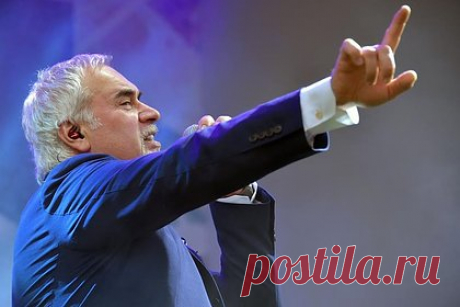 Меладзе отказались лишать звания народного артиста Чечни. Певца Валерия Меладзе отказались лишать звания народного артиста Чечни. В министерстве культуры Чеченской Республики заявили, что исполнитель имеет право выступать против войны: «Против войны мы все выступаем, мы все хотим, чтоб все жили в мире и согласии. Вопрос, лишать ли его звания народный артист, пока не стоит».