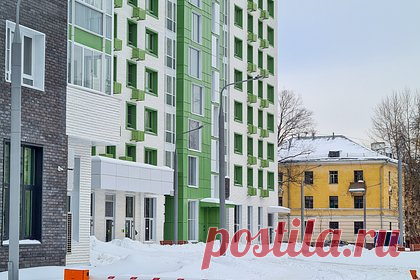 В московских новостройках для богатых стало меньше машино-мест. Число машино-мест в новостройках бизнес-класса Москвы сократилось на 30 процентов — с 0,86 в 2018 году до 0,59 в 2022-м. В строящихся домах для богатых более половины проектов обеспечены парковочными местами с коэффициентом 0,5 или ниже — на две квартиры приходится максимум одно машино-место.