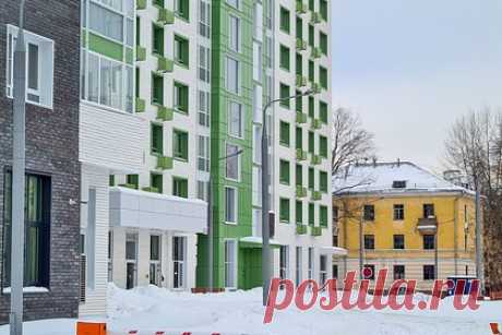 В московских новостройках для богатых стало меньше машино-мест. Число машино-мест в новостройках бизнес-класса Москвы сократилось на 30 процентов — с 0,86 в 2018 году до 0,59 в 2022-м. В строящихся домах для богатых более половины проектов обеспечены парковочными местами с коэффициентом 0,5 или ниже — на две квартиры приходится максимум одно машино-место.
