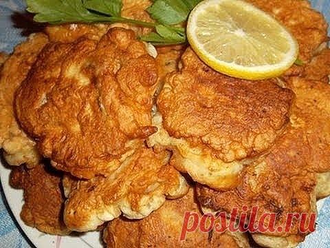 6 РЕЦЕПТОВ КЛЯРА ДЛЯ РЫБЫ 1. Рыба в сырном кляре Ингредиенты: - 200 гр филе рыбы - 3 ст. ложки майонеза - 4 яйца - 100 гр твердого сыра Приготовление: 1. Сыр натираем на крупной терке, смешиваем с яйцами и майонезом. 2. Все тщательно перемешиваем, добавляем соль, перец и муку. Все снова перемешиваем. 3. Берем филе рыбы, режем на небольшие кусочки, обмакиваем каждый в сырный кляр и обжариваем с обеих сторон на сковороде. 4. Как только заметите, что появилась красивая корочк...