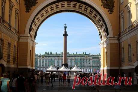 Аниматора в костюме Петра I задержали за мошенничество. На Дворцовой площади В Санкт-Петербурге задержали аниматора в костюме Петра I. Заявление на мужчину написал турист из Ульяновска: по его словам, аниматор обманул его на 4 тысяч рублей, когда предложил сфотографироваться на память. Против мужчины возбудили уголовное дело по статье мошенничество.