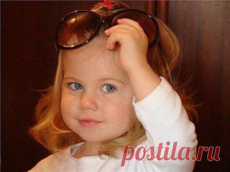 Сидим с мужем обнимаемся на диване. Четырехлетняя дочь задумчиво смотрит на нас, потом говорит: — Хватит обниматься! Нас и так уже много…