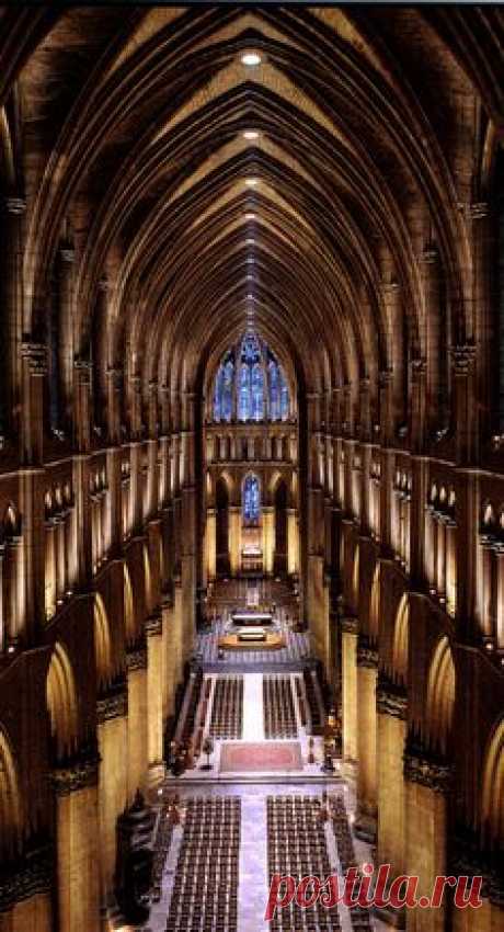 Реймсский собор (фр. Notre-Dame de Reims) был построен в XIII в., то есть позже Собора Парижской Богоматери и Шартрского собора, но значительно раньше, чем соборы в Страсбурге, Амьене и Бове.  |  art_links: Франция. Шедевры архитектуры.