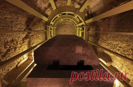 Загадка каменных гробов Серапиума: египтяне или инопланетяне | Журнал "JK" Джей Кей Рядом с Великой пирамидой в Гизе археологи обнаружили 24 пустых гранитных саркофагов, схожих по внешнему виду с гробами...