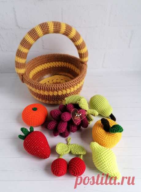 PDF Корзина с фруктами крючком. FREE crochet pattern; Аmigurumi toy patterns. Амигуруми схемы и описания на русском. Вязаные игрушки и поделки своими руками #amimore - фруктовая корзинка, маленькие фрукты в корзине, груша, ягода клубники, лимон, яблоко, вишня на веточке, мандарин, виноград.