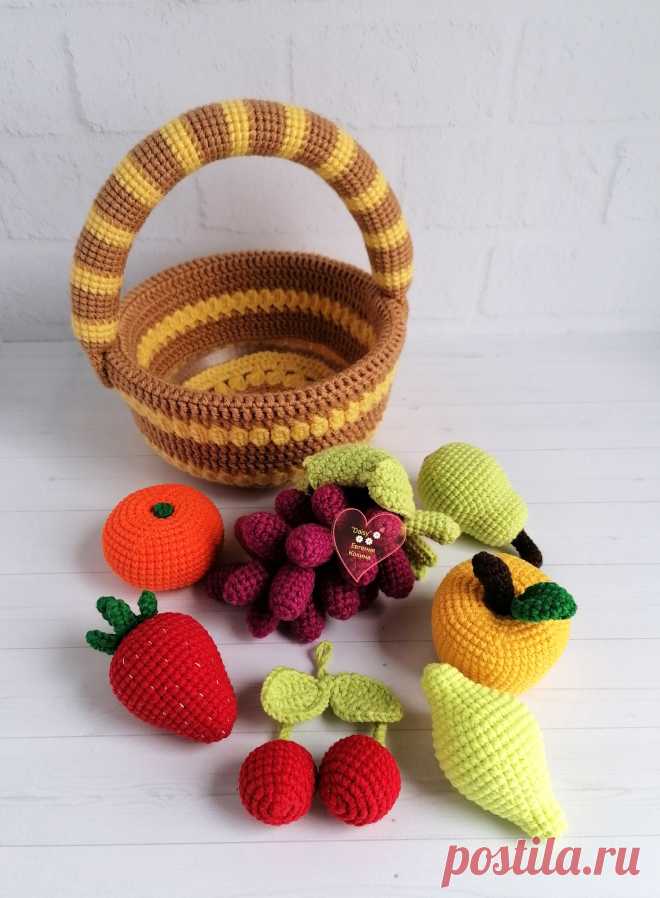 PDF Корзина с фруктами крючком. FREE crochet pattern; Аmigurumi toy patterns. Амигуруми схемы и описания на русском. Вязаные игрушки и поделки своими руками #amimore - фруктовая корзинка, маленькие фрукты в корзине, груша, ягода клубники, лимон, яблоко, вишня на веточке, мандарин, виноград.