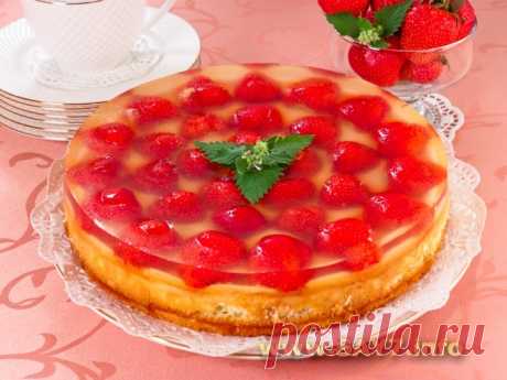 Торт с клубникой, сырным кремом и желе