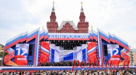 История праздника, мероприятия и удивительные факты о стране: 12 июня страна отметит День России. 12 июня многие воспринимают просто как летний выходной, когда города украшают флагами и можно всей семьёй отправиться на прогулку в парк или посетить концерт на открытом воздухе. Но у этой даты есть своя история, связанная с принятием Декларации о государственном суверенитете РСФСР и постепенным становлением праздника, который сейчас известен как День России. В материале RT рассказываем о его…