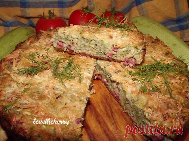 Пирог с кабачками и копченой колбасой - несмотря на свою простоту, очень сытный и такой вкусный!
