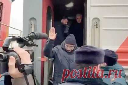 В Чечню прибыли первые беженцы из сектора Газа. Утром в среду, 29 ноября, в Грозный прибыли беженцы, которым удалось спастись из зоны боевых действий в секторе Газа. Об этом сообщило информагентство «Грозный-информ». «Сегодня мы в Грозном встречаем первую группу беженцев в количестве 51 человека (38 уроженцев России и 13 палестинцев)», — сказал министр Ахмед Дудаев.
