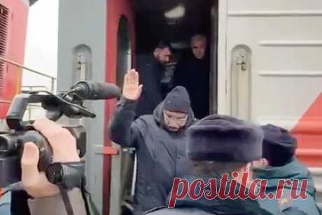 В Чечню прибыли первые беженцы из сектора Газа. Утром в среду, 29 ноября, в Грозный прибыли беженцы, которым удалось спастись из зоны боевых действий в секторе Газа. Об этом сообщило информагентство «Грозный-информ». «Сегодня мы в Грозном встречаем первую группу беженцев в количестве 51 человека (38 уроженцев России и 13 палестинцев)», — сказал министр Ахмед Дудаев.