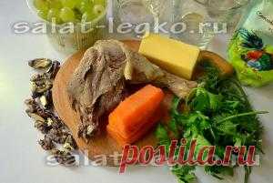 Салат с курицей, виноградом и орехами
