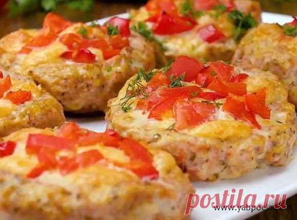 Гнезда из фарша в духовке Если надоели тефтели с котлетами, предлагаю приготовить мясные гнезда из курицы с сыром, болгарским перцем и помидором. Это вкусное, яркое и сытное блюдо, а еще оно более полезное, нежели жаренное на сковороде мясо. Гнезда из фарша можно готовить с любой начинкой по вашему вкусу, да и мясо взять