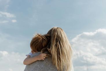 Автор Motherly разбирает предложение о выплатах одному из родителей, который остаётся дома, и объясняет, почему семьям нужны более широкие меры поддержки.