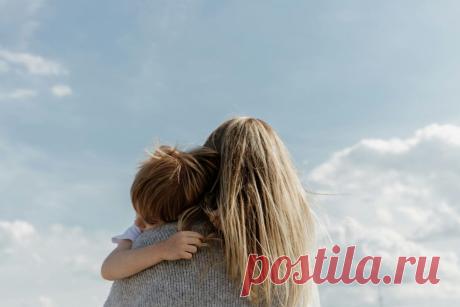 Автор Motherly разбирает предложение о выплатах одному из родителей, который остаётся дома, и объясняет, почему семьям нужны более широкие меры поддержки.