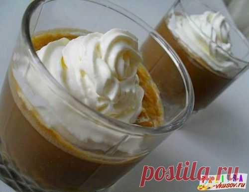 Кофейное желе (фото-рецепт)В рецепт кофейного желе входит:
растворимый кофе — 1 ст. л.;
сахар — 1 ст. л.;
желатин — 10 гр.;
сгущенное молоко — 2 ст. л.;
яичный желток — 1 шт.;
ванилин — 1 щепотка;
вода — 300 мл.