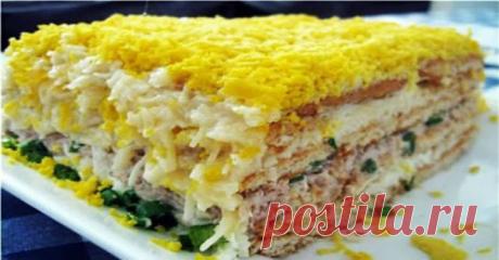 До неприличия вкусный торт-салат закусочный. Очень рекомендую! Ингредиенты:










 	яйца — 5 штук;
 	рыбная консерва — 1 банка;
 	крекер несладкий — 500 грамм;
 	огурцы маринованные — 4 штуки;
 	чеснок — 2 зубка;
 	сыр — 150 грамм;
 	майонез — 200-250 грамм.

Приготовление:
Отделите белки от желтков. Белки смешайте с майонезом.
Сыр натр