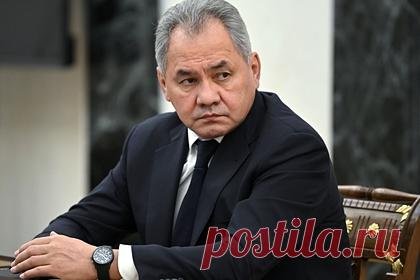 Шойгу приехал на учения ВМФ России в Сирии. Глава Минобороны Сергей Шойгу прибыл в Сирию, где проинспектировал учения Военно-морского флота (ВМФ) России. Всего в них принимают участие более 15 боевых кораблей, в том числе ракетные крейсеры «Варяг» и «Маршал Устинов», фрегаты «Адмирал Касатонов» и «Адмирал Григорович», а также большие противолодочные корабли.