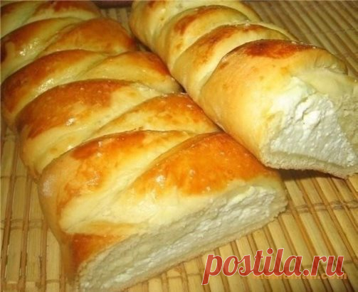 Вкусная творожная плетенка!
Ингредиенты
Пшеничная мука 500 г
Молоко 250 мл
Сливочное масло 100 г
Сахар 6 ст. л.
Дрожжи 30 г
Соль 1 щеп.
Творог 500 г
Яйцо 1 шт.
Приготовление
Дрожжи и 2 ст. л. сахара залейте теплым молоком и оставьте на 25 минут. Добавьте просеянную муку, размягченное сливочное масло и щепотку соли. Замесите тесто.Разделите тесто пополам (для двух пирогов) и раскатайте каждый кусок толщиной 2 см.Творог перетрите с оставшимся сахаром и яйцом.Выложите творожную начинку на тесто, по