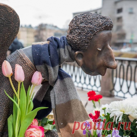 "Печальный ангел" - памятник на набережной реки Карповки в память о медиках, погибших в результате борьбы с коронавирусом.