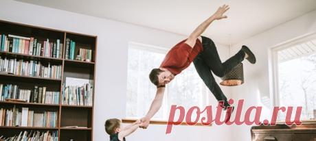 Родители и дети тесно связаны, от взрослого зависит выживание ребенка. Потому так сложно бывает избавиться от чувства вины, когда мы злимся на отца или мать за их отношение к нам. Однако нам необходимо быть в контакте со своими эмоциями, чтобы сохранить самих себя. #самоанализ #токсичноедетство #сепарация #любовьксебе