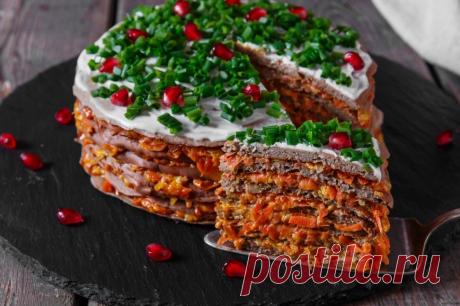 Печеночный торт: пять лучших рецептов к праздничному столу Специалисты по питанию рекомендуют включать в рацион блюда из субпродуктов хотя бы 1-2 раза в неделю. Они богаты витаминами, ферментами, минералами и аминокислотами. Если вы все еще не умеете вкусно готовить печень, самое время пробовать — ваши мужчины сегодня обязательно оценят ваши старания! Предлагаем подборку прекрасных рецептов печеночного торта. Это просто, красиво, полезно и очень вкусно.