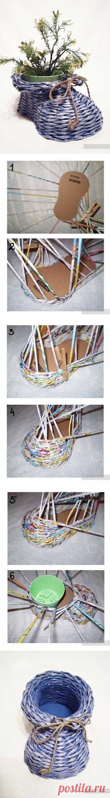 DIY Newpaper Roll Woven Shoe Vase | www.FabArtDIY.com