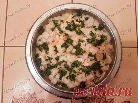 Салат с креветками, сыром и ананасом